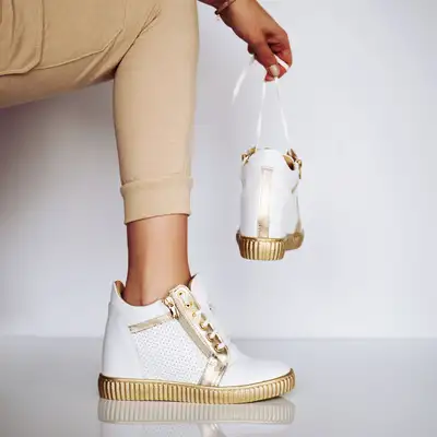 Sneakersy biało złote na koturnie