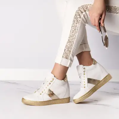Sneakersy biało złote z muchą 
