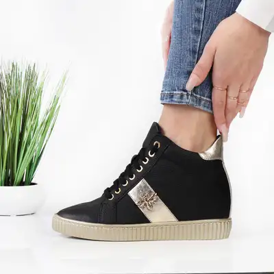 sneakersy czarno złote z muchą