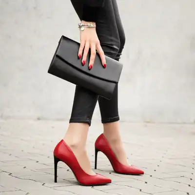 Szpilki czerwone na czarnym obcasie 