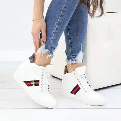 Sneakersy białe z muchą na ukrytej koturnie