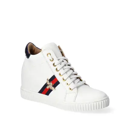 Sneakersy białe z muchą na ukrytej koturnie