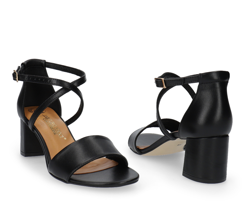 Czarne sandały z paskami – styl i wygoda na stabilnym obcasie!